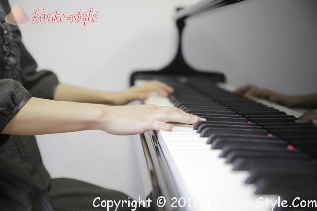 ヤマハピアノの価格・サイズも大切！後悔しない買い方は、ピアノを弾く女性