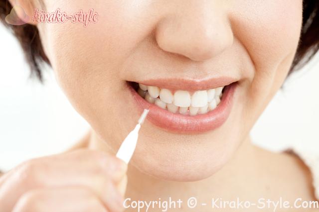 自分の歯を守るために、歯間ブラシで手入れする女性画像
