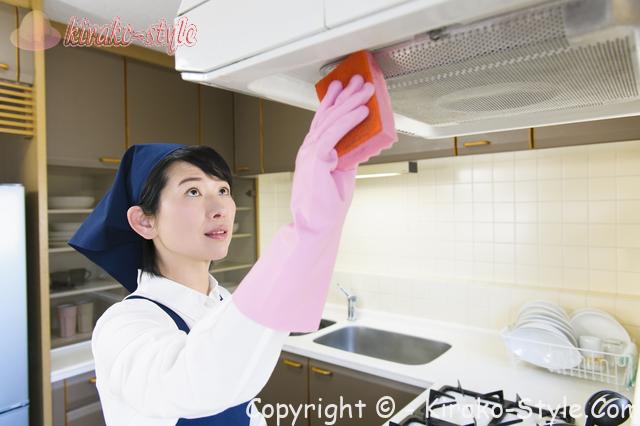家事代行サービス、家政婦、換気口を掃除している女性